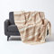 Homescapes Tagesdecke/gestreifter Sofaüberwurf Morocco in Beige 255 x 360 cm – handgewebt aus 100% Reiner Baumwolle – XXL-Größe mit Fransen