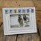 Cornice portafoto in stile shabby chic, colore bianco sbiadito, con tasselli con la scritta in lingua inglese “Friends”, di 15 x 10 cm