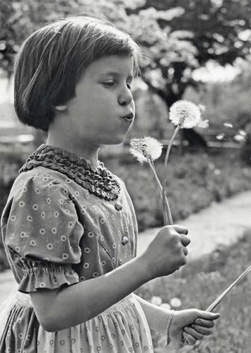 Postkarte LUSTIG - Motiv: MÄDCHEN MIT PUSTEBLUME, Anlass: Fotografie International, Künstler/Verlag: BK.EDITION © Presse-Foto Röhnert, Deutsches Histor, Größe: A6