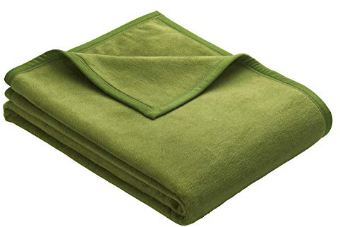 Ibena Berlin Wolldecke 150x200 cm - Premium Kuscheldecke grün, hochwertige Markenqualität aus pflegeleichter Baumwollmischung mit eingenähtem Kunstlederpatch