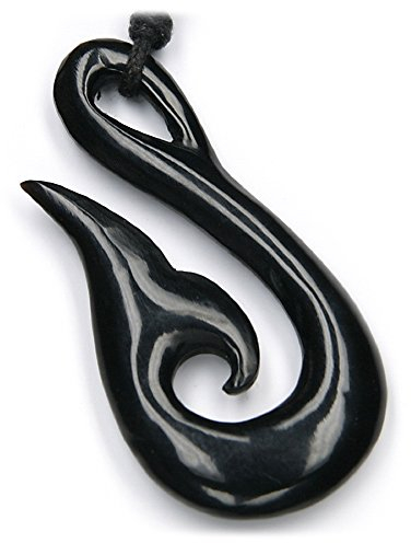 Drachensilber Hai Matau Maori Schmuck aus Horn, Anhänger handgeschnitzt, inkl. Textilband, 4,5cm lang, 2,5cm breit