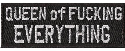 Frauen Aufnäher mit Spruch - Queen of f**king everything - Lady Biker Aufbügler für alle Stoffe | Heavy Metal Kutten Patch Applikation zum annähen/aufbügeln | Bügelflicken | 90x30mm