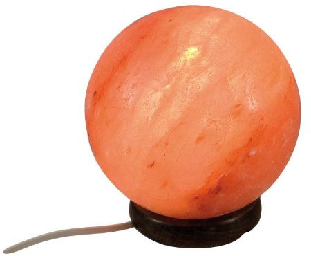 Windworks Salzlampe Kugel 3,5 kg Salt Range Pakistan mit Elektromaterial auf dunklem Holzsockel