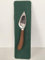 CUTTING - Cuchillo parmesano con mango de madera de olivo