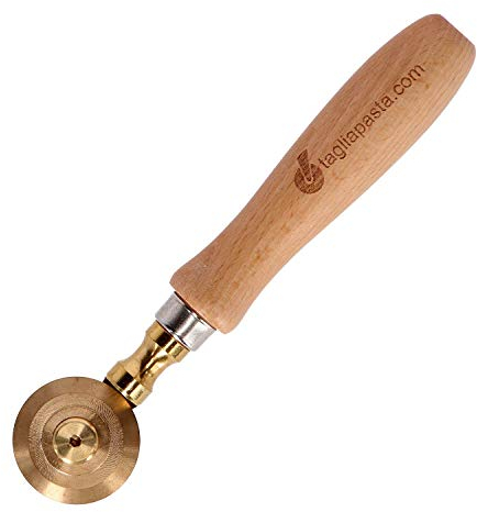 Rotella Tagliapasta | Taglia Pasta Sfoglia Fresca | Lama Singola Liscia | Diametro 38 mm in Ottone con Impugnatura in Legno | Tagliapasta.com [Made in Italy].
