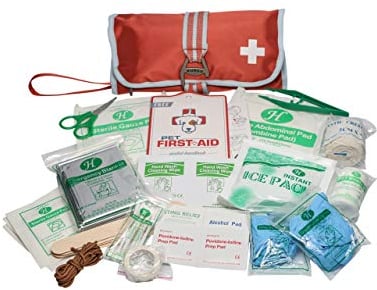 Kurgo Erste Hilfe Set für Hunde, 50-teiliges Kit mit Flaschenöffner, Ideal fürs Wandern oder fürs Auto, Rot