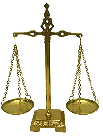 Dekorative Waage aus poliertem Messing