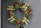 Garden Mile di lusso artificiale 50 cm X-Large spessa pre- Luce tradizionale Natale porta Ghirlanda Decorato Tombe funeraria decorazione con 35 Bianco Caldo LED rosso bacche e pin Coni tutto al lungo