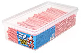 Vidal Golosinas. Dulcipica Fresa. Regaliz de chuche relleno con sabroso sabor a fresa. Color rojo. Bandeja de 200 unidades.
