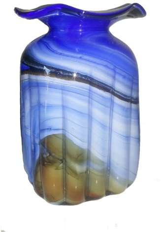 Grand vase en verre teinté, carre, avec des rainures optiques, vase en cristal souffle a la bouche dans les couleurs bleu, beige, blanc marbré avec le bord incurvé, hauteur environ 20 cm, conçu et réalisé par la Oberstdorfer Glashütte