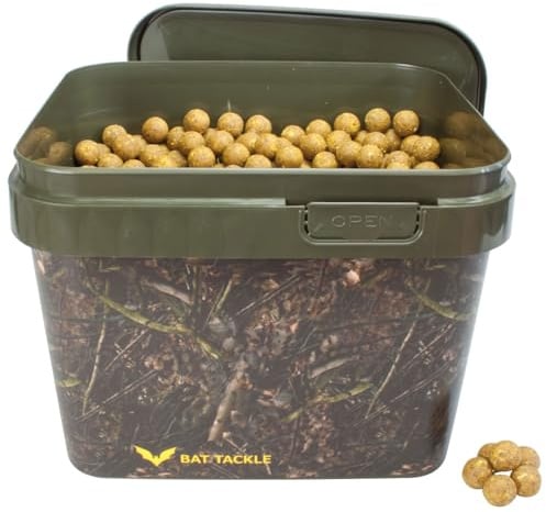 BAT-Tackle Böse Boilies 18mm – Profi Vorratspack im Realistric® Camouflage Eimer – Hochattraktive Karpfenköder mit Aminosäuren – In verschiedenen Sorten – Luftdicht & Lebensmittelecht – 2,5kg/5kg