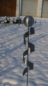 Gartendekoshop24 – Edelstahl Stab, Gartendeko „Marta“, 120 cm, mit 1 gebürsteten Edelstahlkugel und Edelstahlspirale. Gartenstecker, Gartenstab aus Edelstahl für draußen, handgefertigt. -