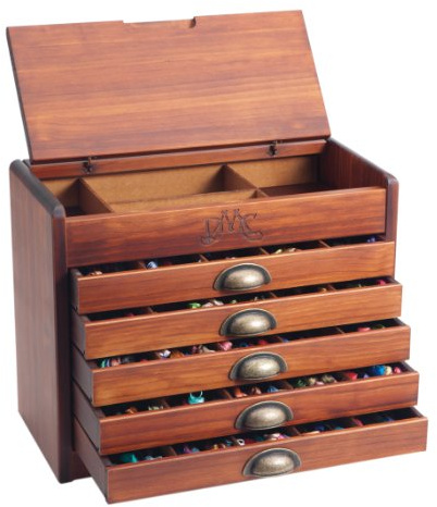 Der exklusive DMC Holzschrank befüllt mit allen 500 Stickgarnen. Das wunderbare Geschenk für Sie selbst oder andere - jetzt noch zum Super-Sparpreis!