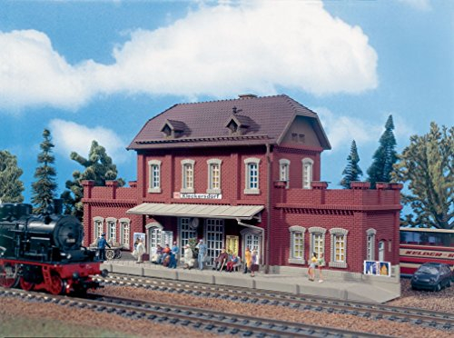Vollmer Bahnhof Kleckersdorf H0 Modellbausatz für Kinder, Fantasie-Spieler, unisex, 310x103x135 mm (H0 scale)