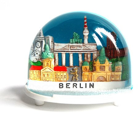 Schneekugel Berlin, das Klassische Berlin Souvenir, oval, ca. 7 x 6 cm