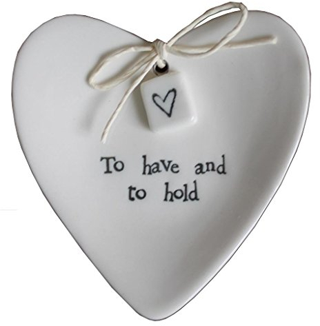East of India - Piattino in porcellana a forma di cuore, colore: bianco, in confezione regalo, idea regalo per matrimonio, con citazione in ingleseTo Have And To Hold'