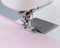 Fuß für Nähmaschine Honeysew SA135 006803008, nähen und decken Sie eine Naht gleichzeitig ab.