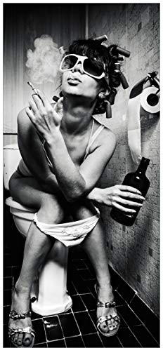 Wallario Selbstklebende Türtapete mit Schutzlaminat Kloparty - Sexy Frau auf Toilette mit Zigarette und Schnaps - Türposter 93 x 205 cm Abwischbar, rückstandsfrei zu entfernen