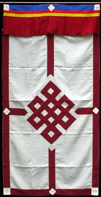 BUDDHAFIGUREN/Billy Held Buddhistischer Türbehang Shrivasta - Endlosknoten weiß mit rotem Rand - Tibeter Wandbehang 90x180 cm