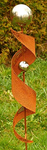 Gartendekoshop24 – Gartendeko Metall Roststab, 117 cm, Outdoor. Moderner Gartenstecker, handgemacht aus Edelrost, spiralförmig, mit 2 Edelstahlkugeln. Die Geschenkidee für den Garten, Außenbereich.