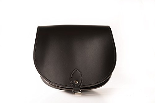 A to Z Leather Echtleder Sattel-Umhängetasche mit Schnallenverschluss und verstellbarem Riemen. Taschen können mit Initialen personalisiert werden. (Matt Schwarz)