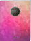 TULPE Punktraster Notizbuch A4 „C074 Dreiecke“ (140+ Seiten, Vintage Softcover, Punktkariertes Papier - Bullet Journal, Dickes Notizheft, Skizzenbuch, Tagebuch, Gepunktete Seiten, Dot Grid Notebook)