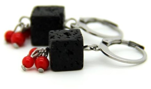 Lava-Würfel-Edelstahlcreolen/-brisuren (silberfarben) in Schwarz mit rot gefärbten Korallen-Kugeln, eingehängtes Element Lavaschmuck Ohrhänger #234 CoralKiss