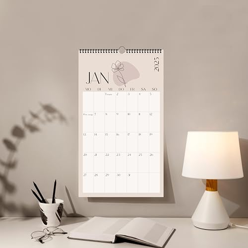 Der Wandkalender 2025 ist eine wunderbare Ergänzung für ein Interieur im Boho-Stil. Der Kalender zeichnet sich durch eine entspannte, unkonventionelle ... klaren Typographie im minimalistischen Stil.