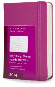 Moleskine Farbiger Tageskalender 2014 / Pocket / Fester Einband / Magenta: Mit engl. Kalendarium mit einem Tag pro Seite (Moleskine Diaries)