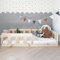 Skandi Hausbett Bodenbett 60x120 mit Rausfallschutz Naturholz - Bajo - Kinderbett 60x120 Kiefer Massiv - Stabiles Rausfallschutz Bett für Kinderzimmer - Gemütlich Rausfallschutz Bodenbett
