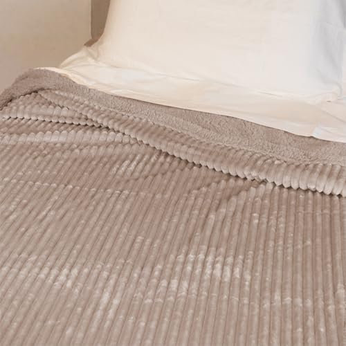 LARA MORADA - Plaid Matrimoniale, Morbidissimo Pile Flanel, Misura 210x230 cm, 500 gsm, Plaid Agnellato in Tinta, Coperta Pelosa Extra Calda Basilea Beige
