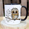 Tasse Becher mit Spruch Die Welt ist schön weil du drauf bist & Eule auf Ast Zweig Motiv Kaffeebecher Geschenk Spruchbecher ts1075 - ausgewählte Farbe: *schwarz-weiß*