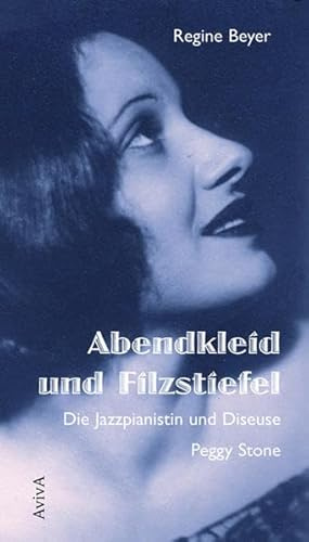 Abendkleid und Filzstiefel: Die Jazzpianistin und Diseuse Peggy Stone
