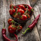 STYLER Glasbild Peppers 2B | Küche Wandbild Glas Bild | einteilig 30x30 cm Quadratisch | Pepperoni Chili Gewürze Rot Holz Holzoptik Tomaten | Küchenbild Dekoration modern vintage