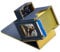 Mage Tech Caja de Mazos Commander para MTG - Diseño Patentado, Exhibición de Commander, Apta para 100 Cartas con Doble Funda, Soporte Magnético de Cartas de 35pt & Bandeja para Dados - azul/amarillo
