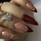 24 Pièces Amande Faux Ongles Court, French Rouge Brillant Ongles à Presser avec Autocollants Adhesif, Naturel Stiletto Acrylique Bâton sur les Ongles pour Filles Femmes DIY Nail Art
