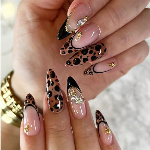 Leopard Press on Nails Mandel Medium French Tip Ongles artificiels avec chaîne dorée et perles en acier pendentif Ongle brillant acrylique motif léopard Ongle complet à coller pour femmes