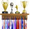 DSVENROLY Medaillenhalter Display Trophy Shelf Organizer, Stabiler Medaillenhalter Ausstellungsständer aus Holz mit 25 Stahlhaken, Medaillenhalter zur Wandmontage (1 Stück-braun)