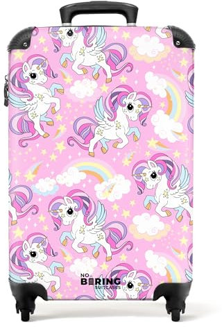 NoBoringSuitcases.com Kinderkoffer Mädchen, Koffer Rosa, Kinder Reisekoffer, Kabinentrolley Mädchen, Handgepäck Rollkoffer, Handgepäck 55x40x20 cm (Bunte Einhörner, Regenbögen und Sterne - Rosa)