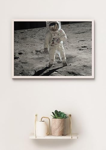 Esque - Poster in Weißer Rahmen - Mondlandung - Astronaut auf dem Mond - Buzz Aldrin & Neil Armstrong - Large 50x70