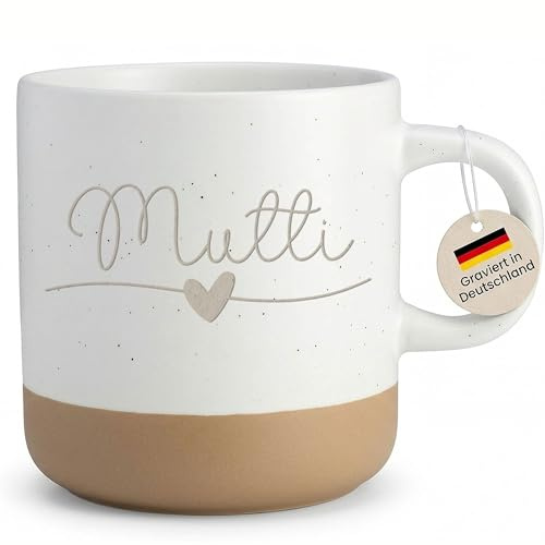 Kaffeetasse Mutti Gravur mit Herz Geschenk für Mama Muttertag Geburtstag Frau Mütter Tasse, Steingut - Henkel rechts