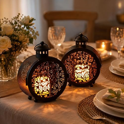 TRIROCKS Satz von 2 runden Vintage Metall Kerze Laternen 19cm H Dekorative hängende Kerze Halter für Indoor Outdoor-Paritäten Hochzeiten Terrasse und Garten (schwarz, Hohle Retro-Muster)