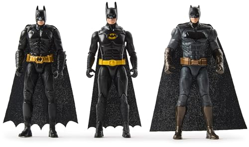 DC Comics Ultimate Batman Set mit 3 Batman Figuren (10cm) aus den Filmen Batman Returns, The Dark Knight und Batman v. Superman. Ab 3 Jahren