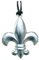 Pendentif fleur de lys fabriqué à la main par William chez les Étains de Jumilhac