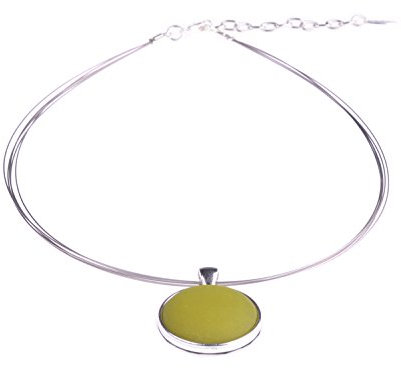 Halsreif Polly, 25mm original Polaris Cabochon in einer Fassung aus versilbertem Messing an einem Bündel aus 5 nylonummantelten Stahlfäden, handgefertigt von Adi-Modeschmuck in Berlin (oliv)