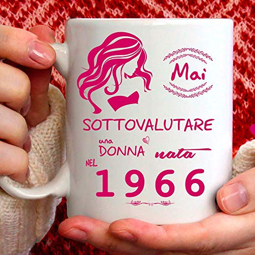 Tee Design Tazza 1966 Compleanno Donna 60 Anni, Idea Regalo Mai Sottovalutare una Donna nata nel 1966 - Tazze per Regali Divertenti - Gadget Divertente
