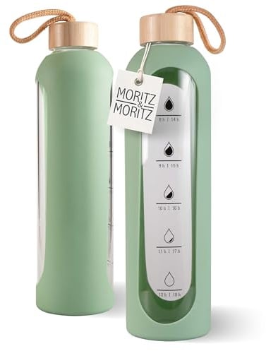 Moritz & Moritz Trinkflasche Glas 1000ml grün - Auslaufsicher - Glasflasche für Sport, Schule, Uni oder Arbeit - Mit schützender Silikonhülle - inklusive Motivationsskala - mit Bambusdeckel