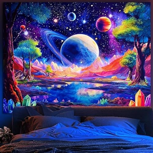 Simpkeely Blacklight Galaxie Planet Wandteppich – UV-Reaktive Weltraum Landschaft mit Bergen, Kristallen & Sternen, Leuchtende Kosmische Deko für Schlafzimmer & Wohnzimmer – 150 x 200 cm