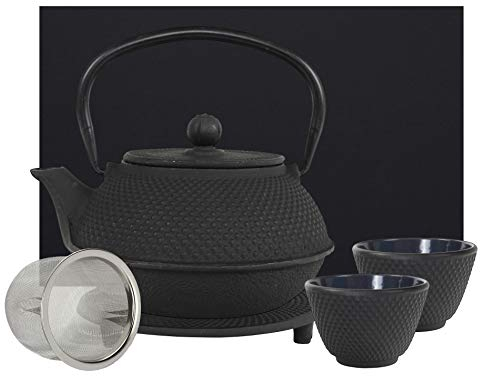teeblume | gusseiserne Teekanne Arare Set | Gusseisen-Teekanne mit Sieb | inkl. Untersetzer, 2 farblich zur Kanne passenden Bechern & Geschenke-Box | innen komplett emailliert | schwarz | 900ml