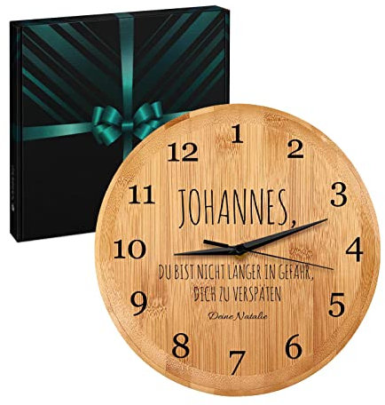 Maverton Vintage Wanduhr + Aufdruck - mit AA-Batterie betrieben - Durchmesser: 26cm - Uhr aus Bambus - Holz - Geschenk für Männer zum Geburtstag - Verspätung